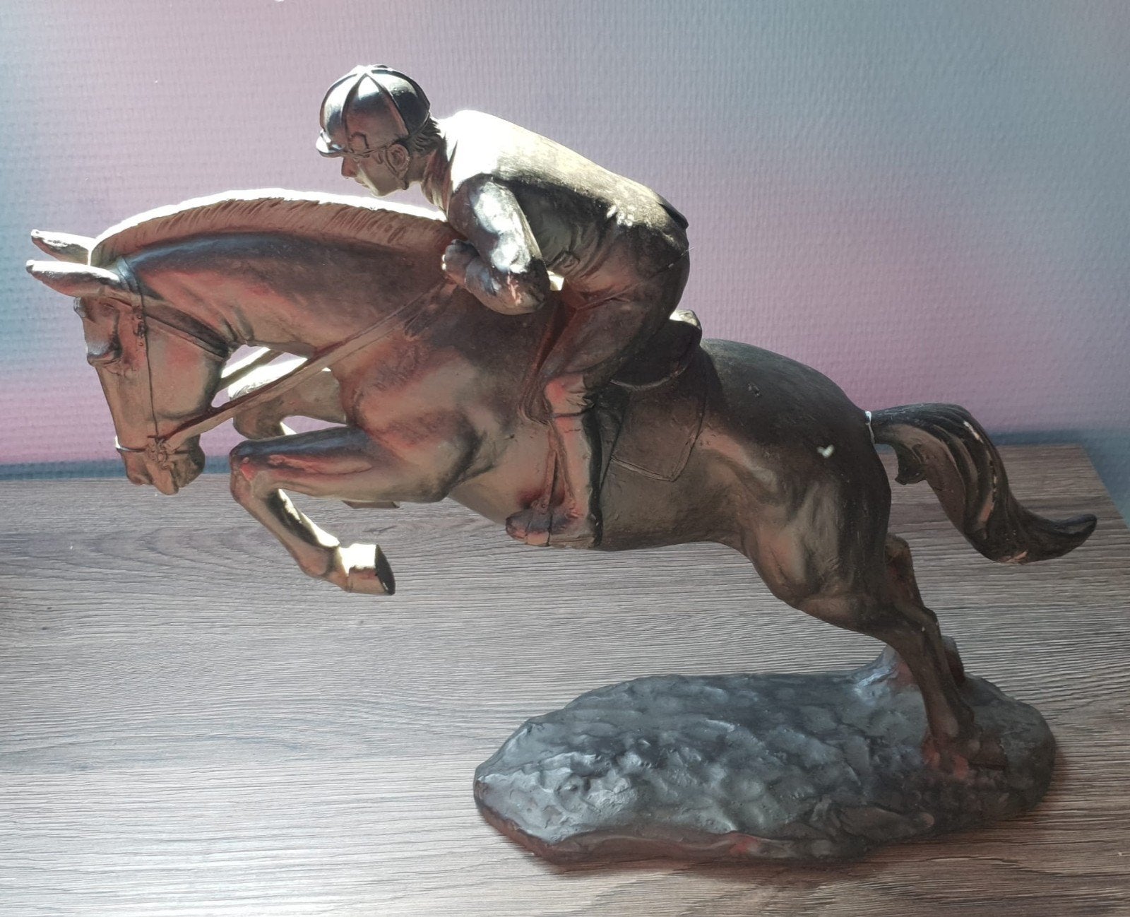 J-line groot paardenbeeld met ruiter - Polyresin brons, Verzamelen, Ophalen of Verzenden, Gebruikt, Dier