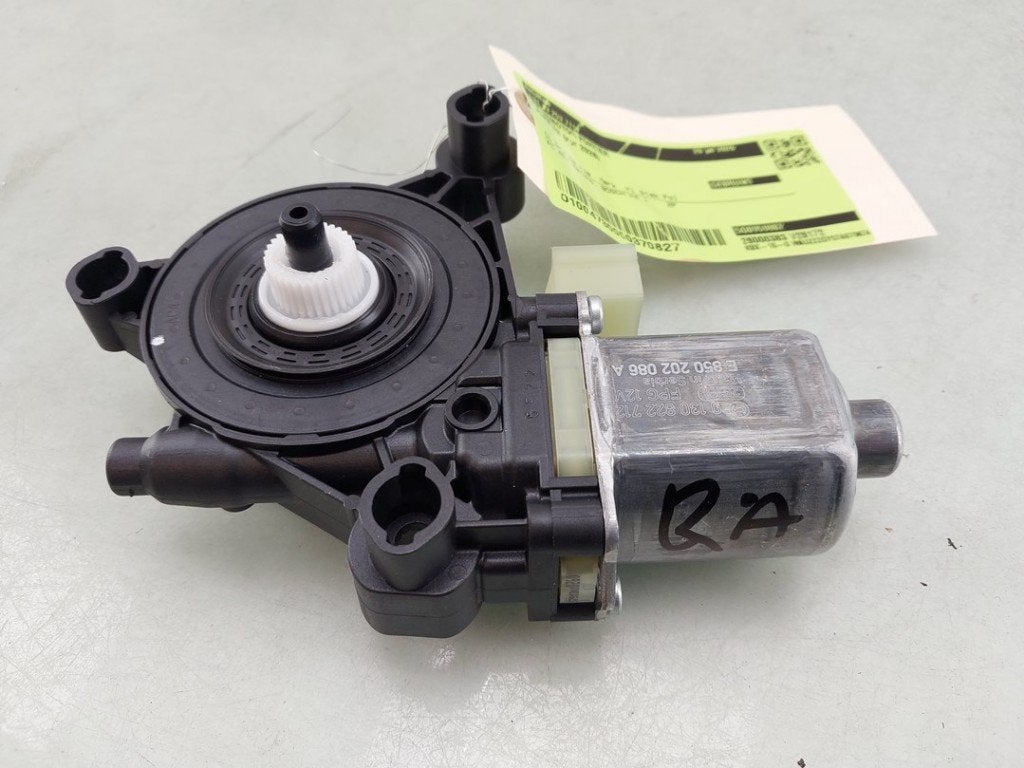 MOTEUR LEVE VITRE ELECTRIQUE Audi A3 Sportback (8YA), Robert Bosch AG, Audi, Utilisé, Robert-Bosch-Allee 1
74232  Abstatt, DE