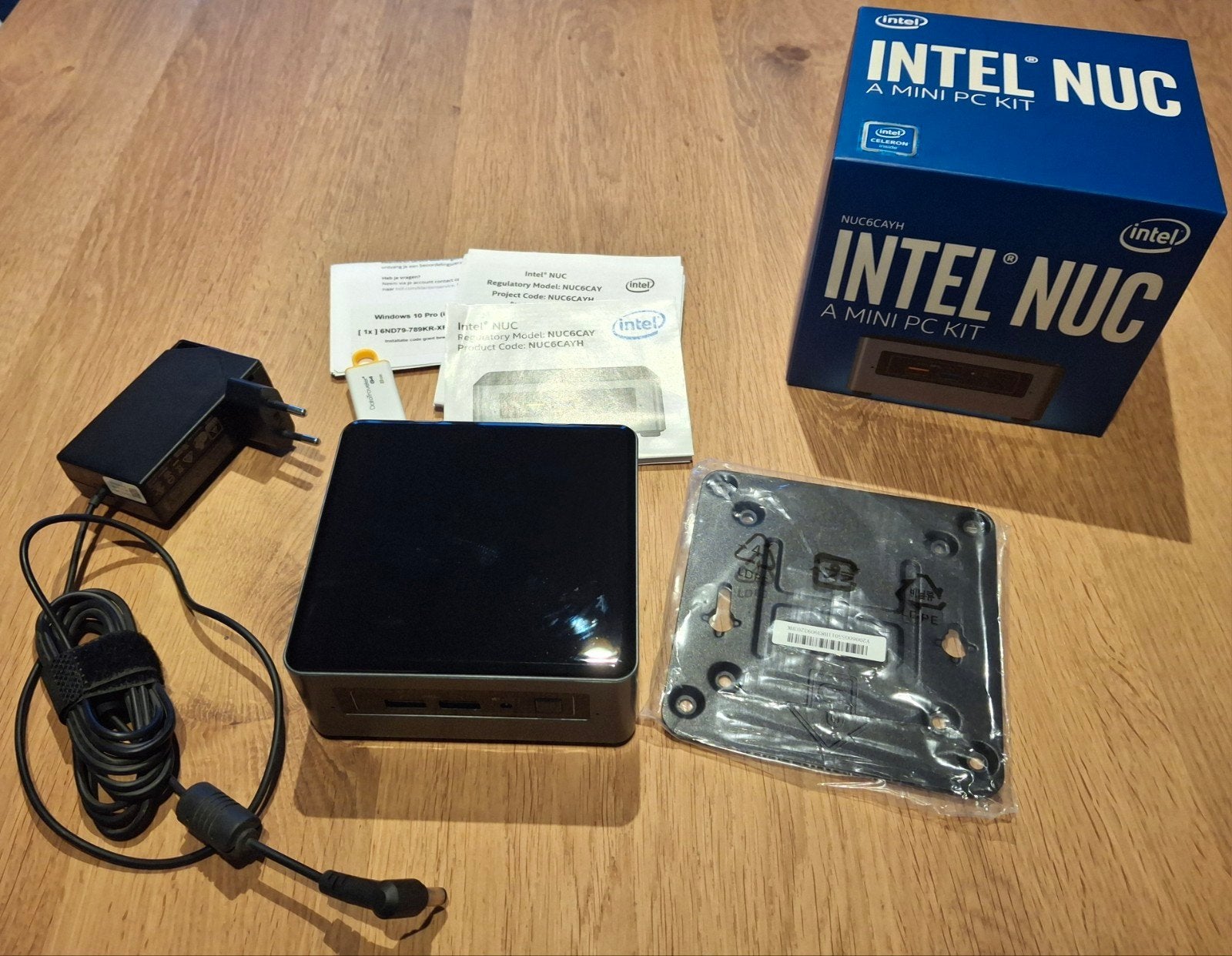 Intel NUC6CAYH mini pc - Windows10 pro - 250GB SSD, Computers en Software, Overige Computers en Software, Zo goed als nieuw, Ophalen