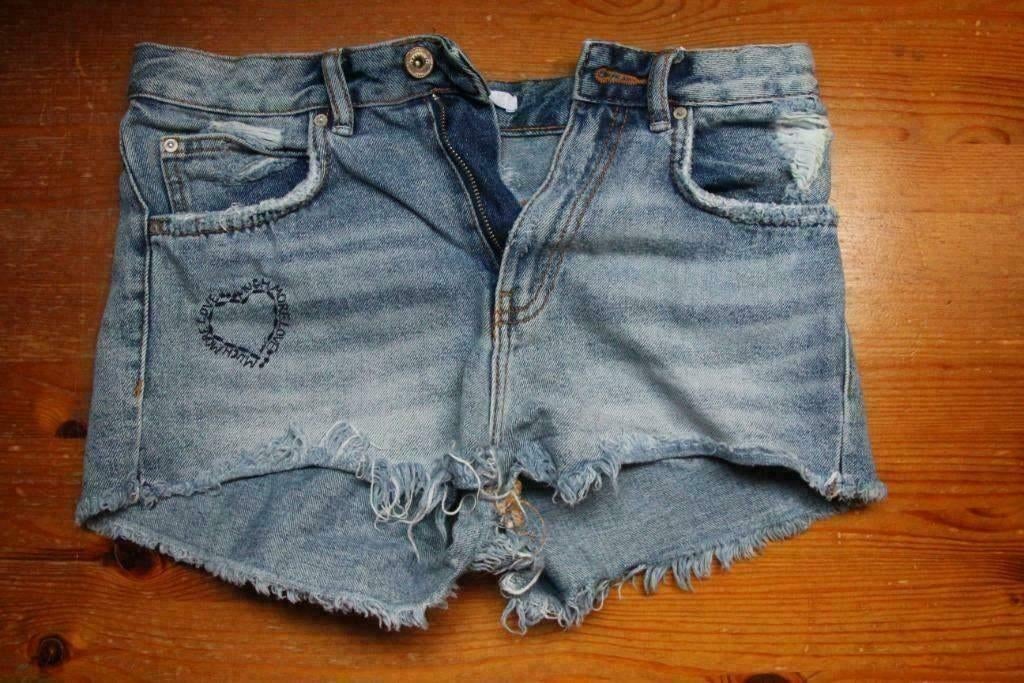 Hotpants short jeans spijkerstof met hartje Zara maat 34, Zara, Zo goed als nieuw, W27 (confectie 34) of kleiner, Verzenden