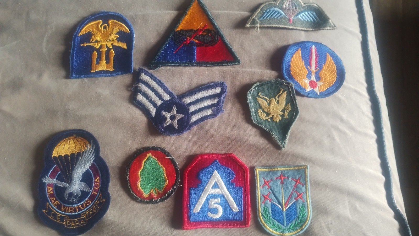 10 militaire insignes, Verzamelen, Ophalen of Verzenden