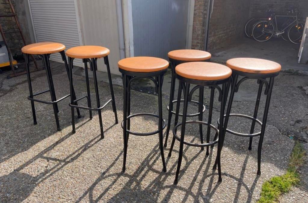 Authentiques tabourets de bar / bistrot / café, Avec repose-pieds, Métal, Enlèvement, Utilisé