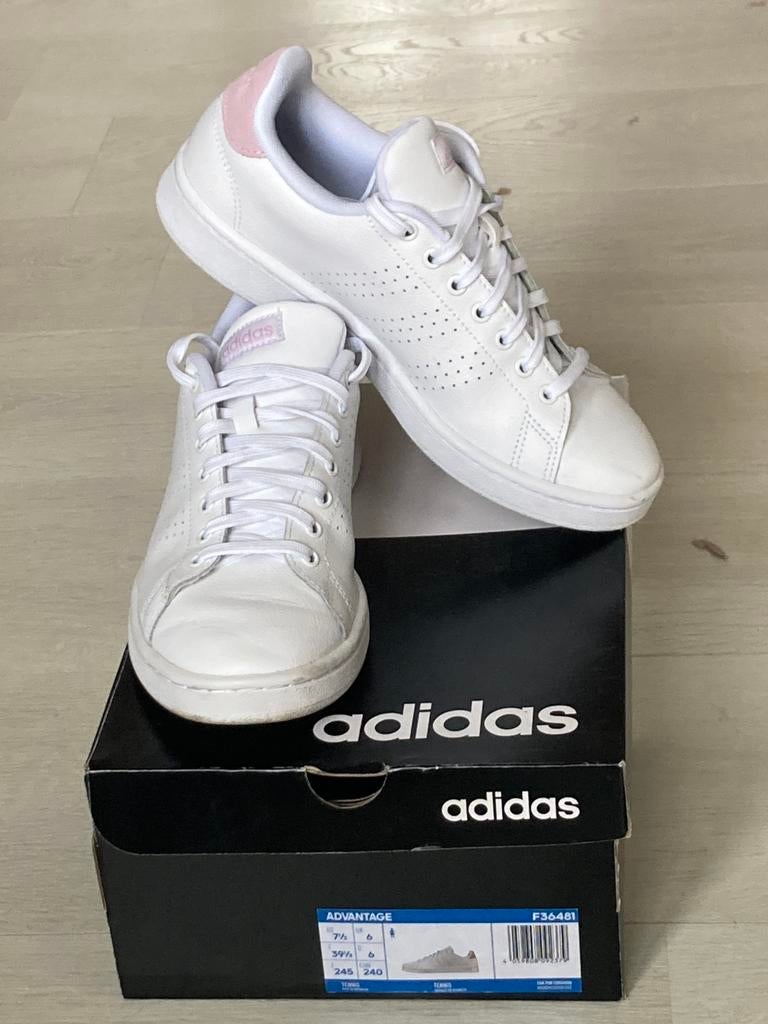 Adidas Advantage witte sneakers met roze details, Kleding | Dames, Ophalen, Wit, Zo goed als nieuw, Sneakers