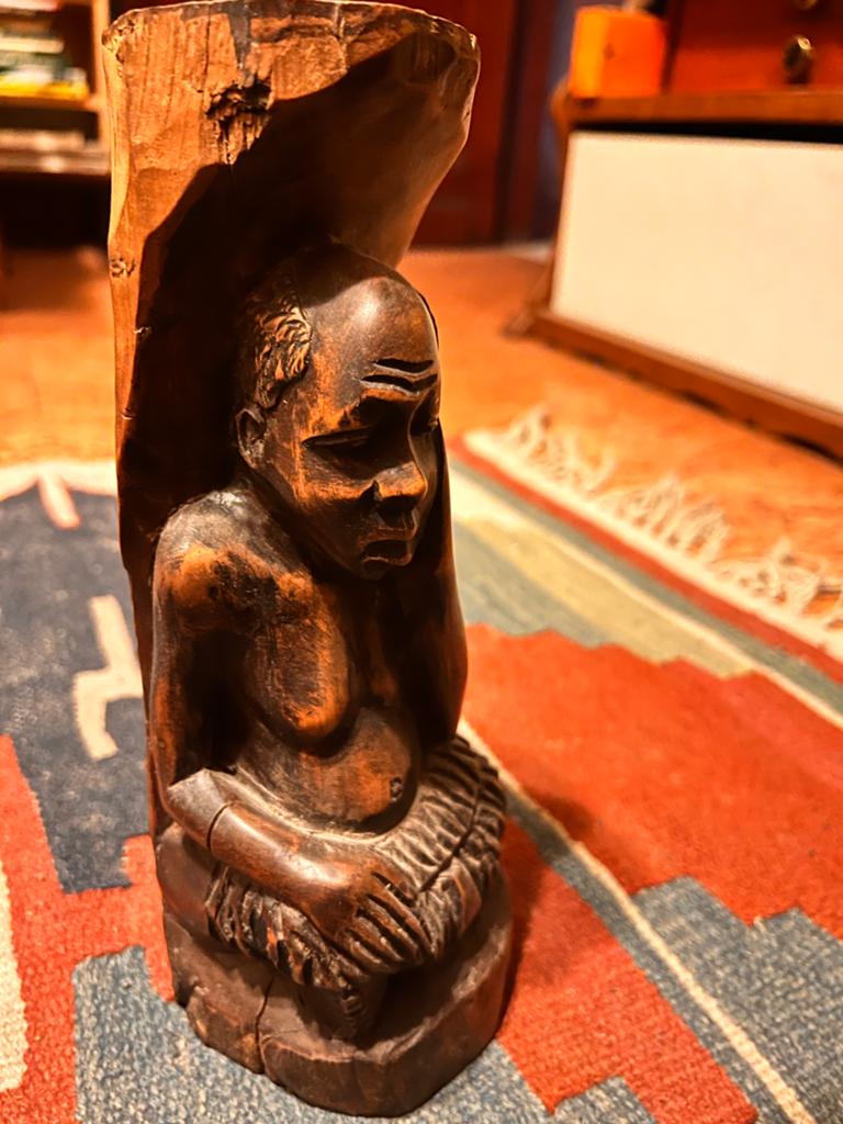 sculpture sur bois, portant le nom de l'artisan et le lieu, Antiquités & Art, Bois, Brun, Fait main, Homme