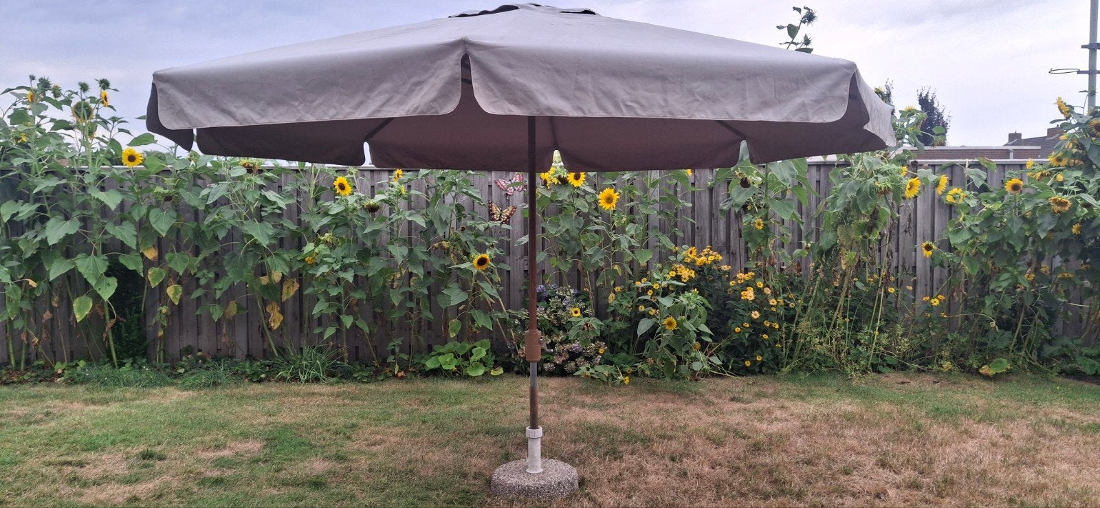 Parasol diam. 3,6 m sur pied, avec plateau tournant, 3 à 4 mètres, Étanche, Comme neuf, Enlèvement