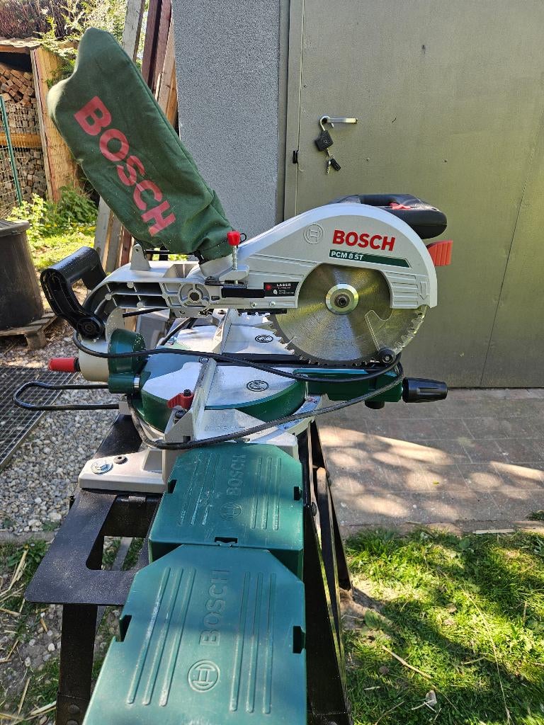 scie radial sur table bosch, 600 à 1200 watts, Scie à onglet, 30 à 70 mm, Comme neuf