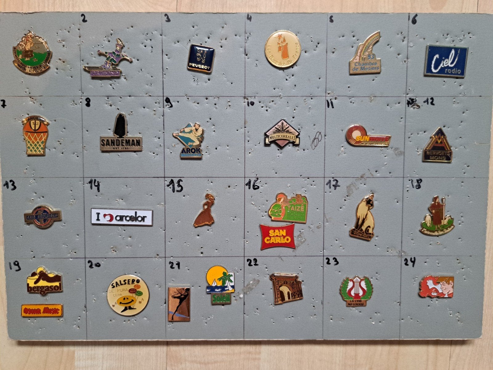 pin's pins à la case, Collections, Enlèvement