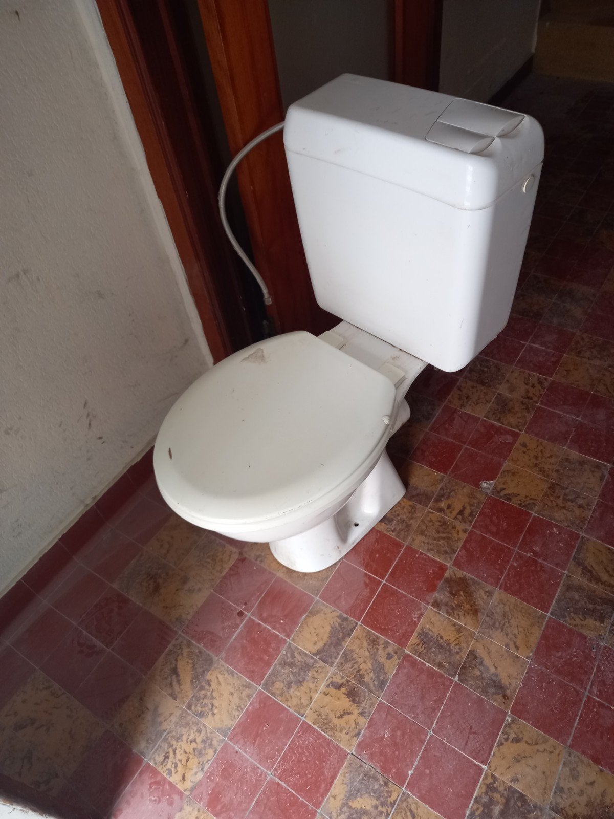WC, compleet met een ideale standaardkleur om te gebruiken, Ophalen
