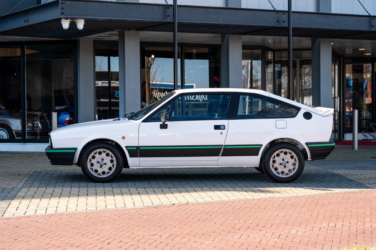 Alfa Romeo Sprint 1.5 QV (bj 1986), Auto's, Oldtimers, 4 zetels, Zwart, Overige kleuren, Bedrijf