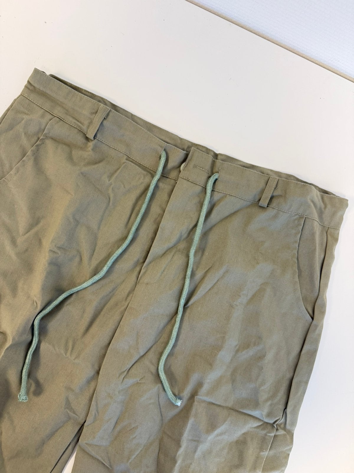 De Heren Korte Broek Bermuda Kaki Groen M Nieuw olijfgroen, Ophalen of Verzenden, Nieuw, Maat 48/50 (M), Groen