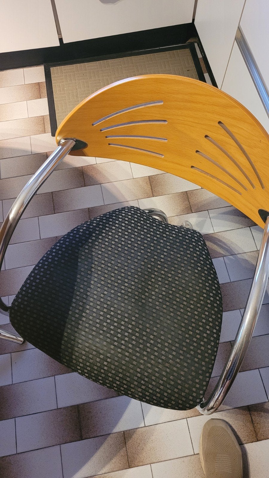 table de cuisine décente avec 3 chaises, Enlèvement, Comme neuf, Bois