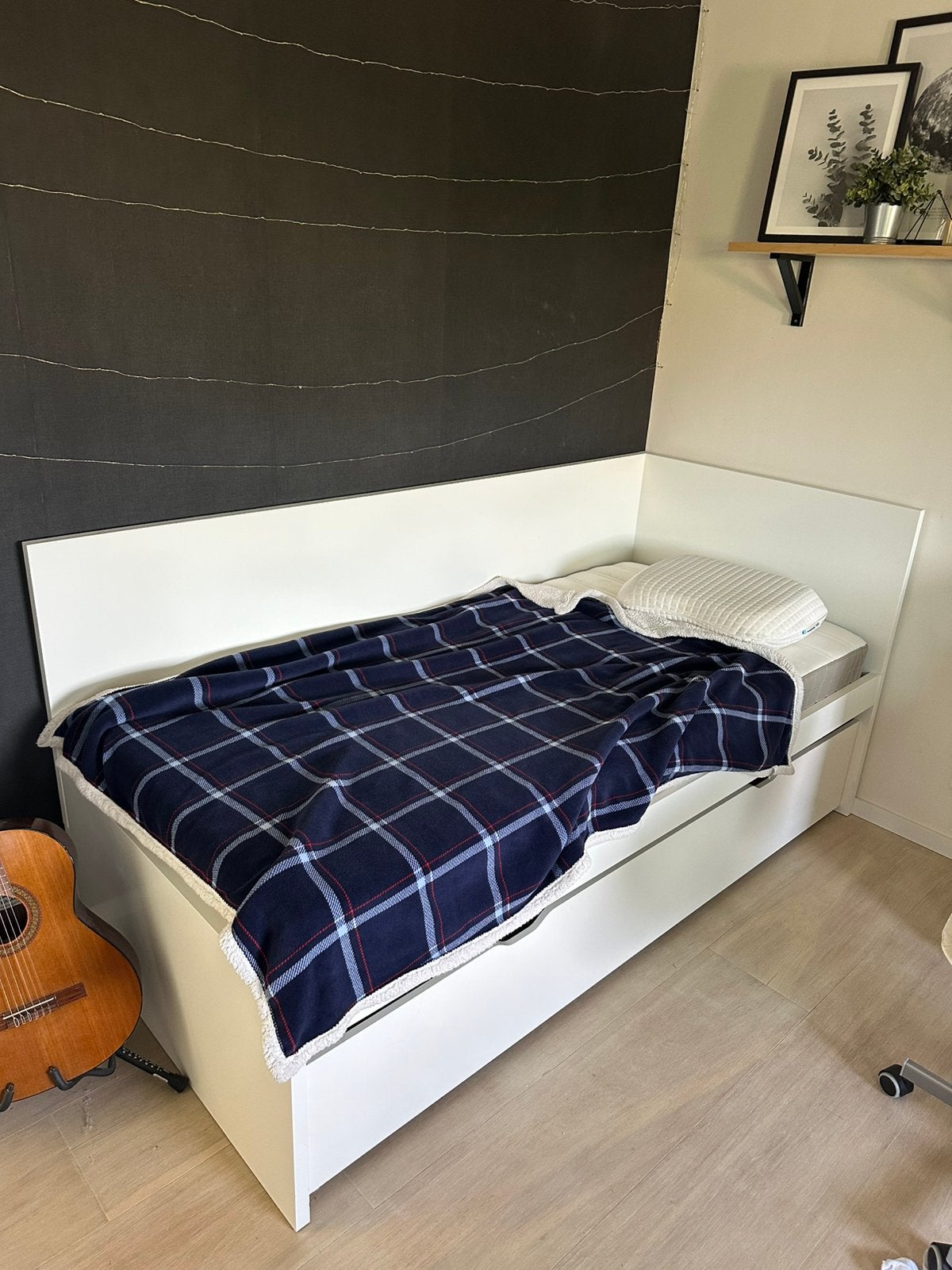 Wit bedframe met uitschuifbaar deel voor een extra matras, Ophalen, 100 cm, Eenpersoons, Zo goed als nieuw