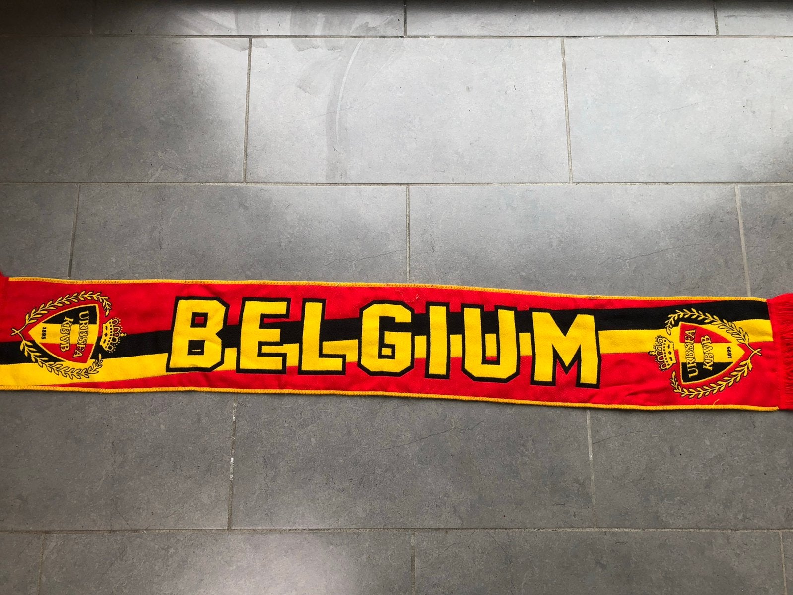 Voetbalsjaal Belgium KVBV en button rode duivelse, Enlèvement, Comme neuf