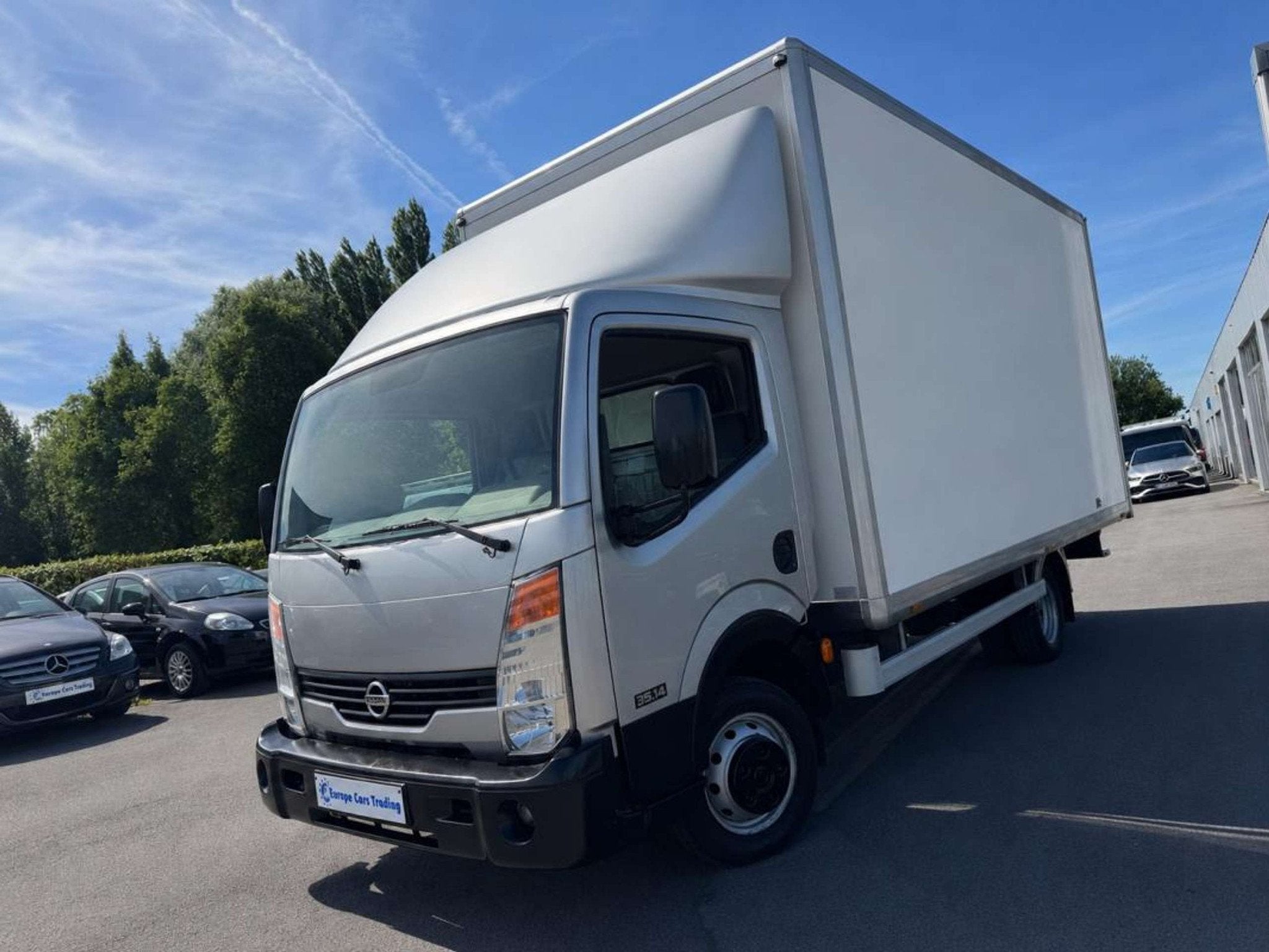Nissan Cabstar 2.5DCI 136CH 1er MAIN CAISSE ALU 14041€HT T, Auto's, Bestelwagens en Lichte vracht, 100 kW, 4 deurs, Stof, Gebruikt