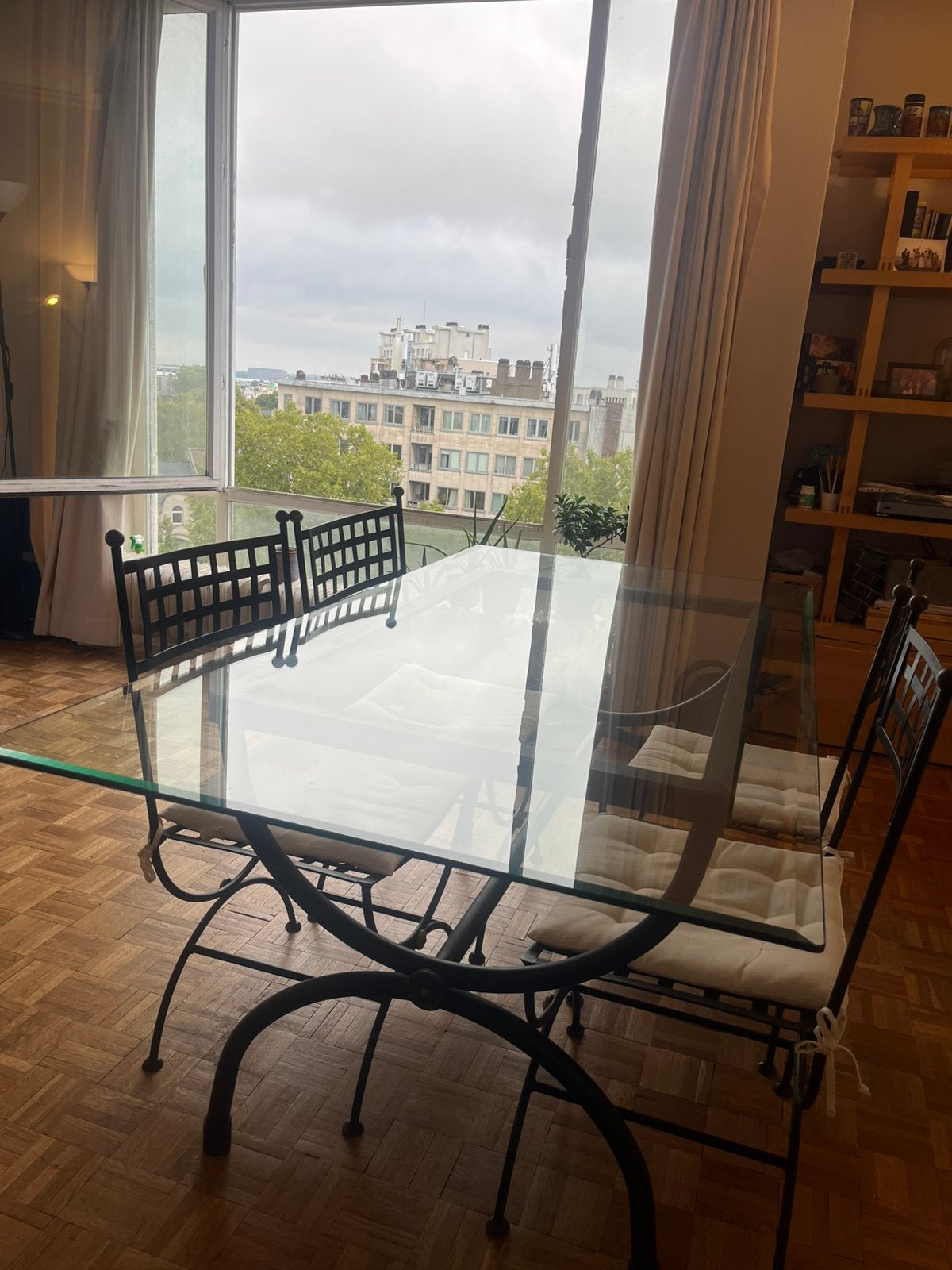 Table à manger, Enlèvement