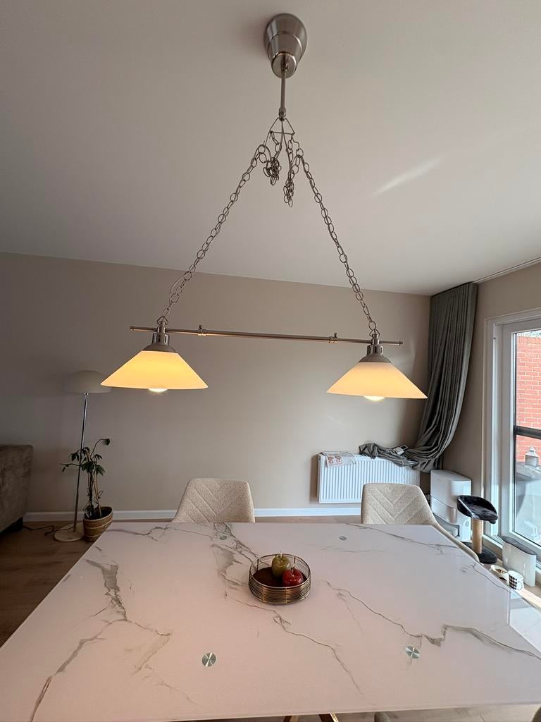 Vintage hanglamp met mat glazen kappen, perfecte staat, Ophalen, Zo goed als nieuw, Metaal, Vintage dubbele hanglamp met mat glas en metalen afwerking