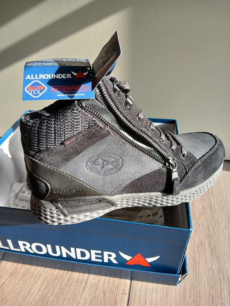 Nieuwe allrounder schoenen, Nieuw, Ophalen of Verzenden, Sneakers, Allrounder