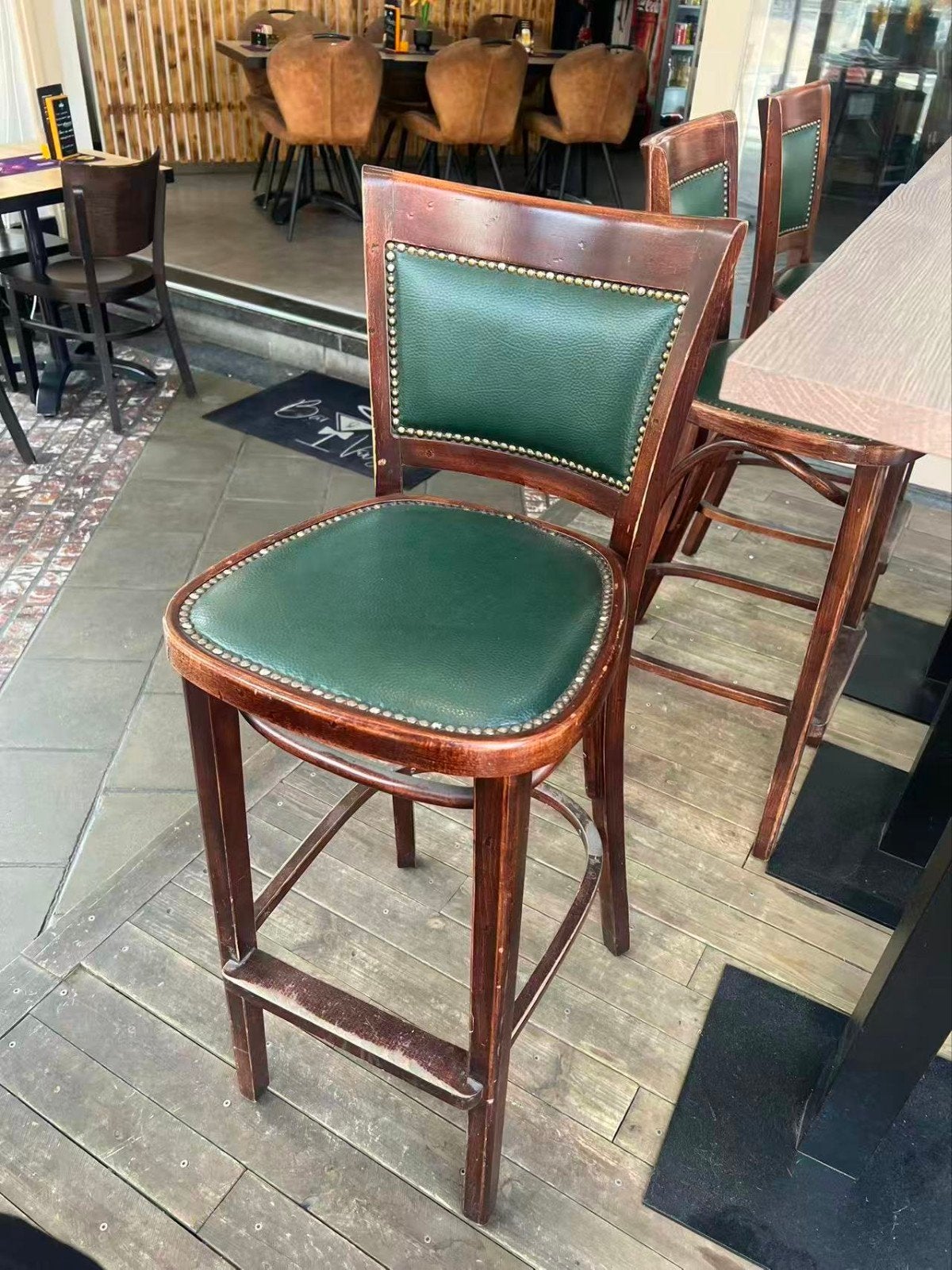 Chaise haute en bois avec assise cuir vert - Très bon état, Enlèvement, Comme neuf, Bois, 60 à 90 cm