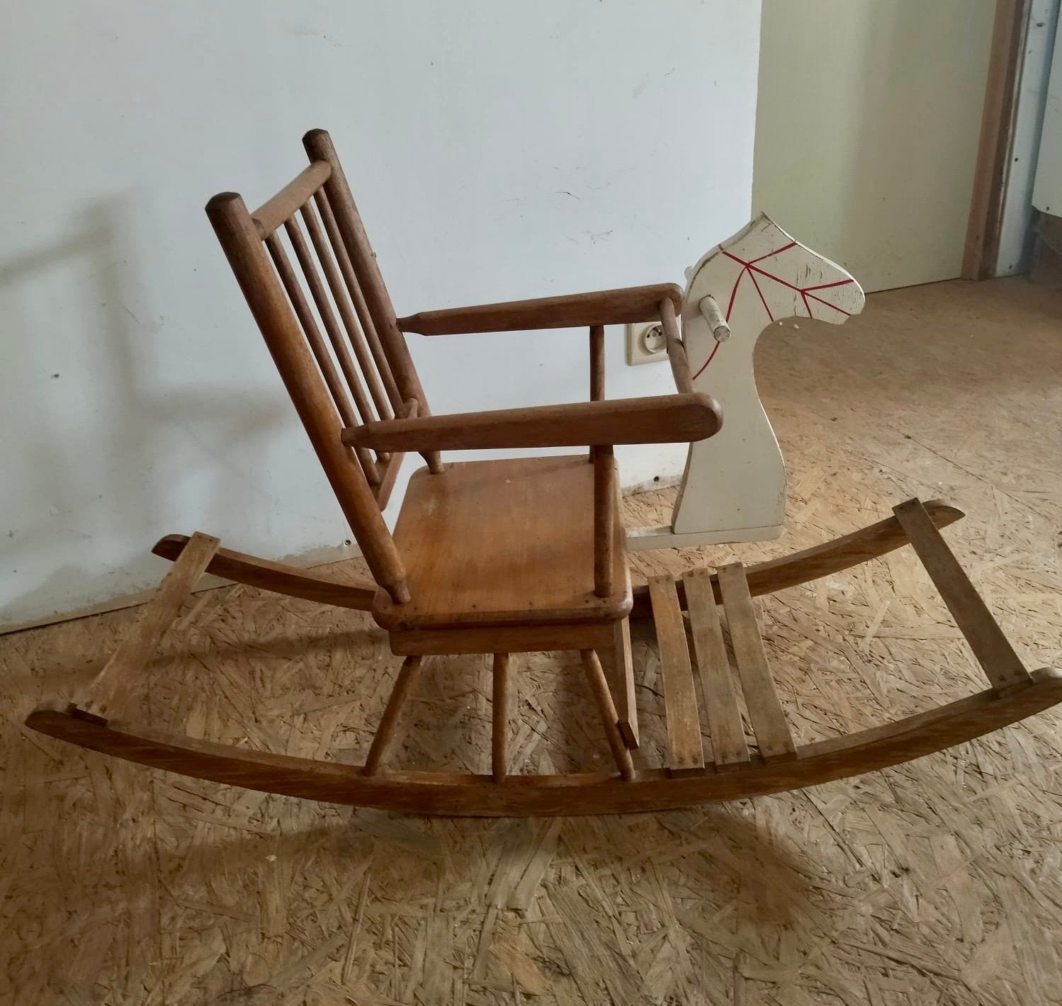 Houten hobbelstoel met paardenkop – jaren 50/70, Enlèvement, Utilisé
