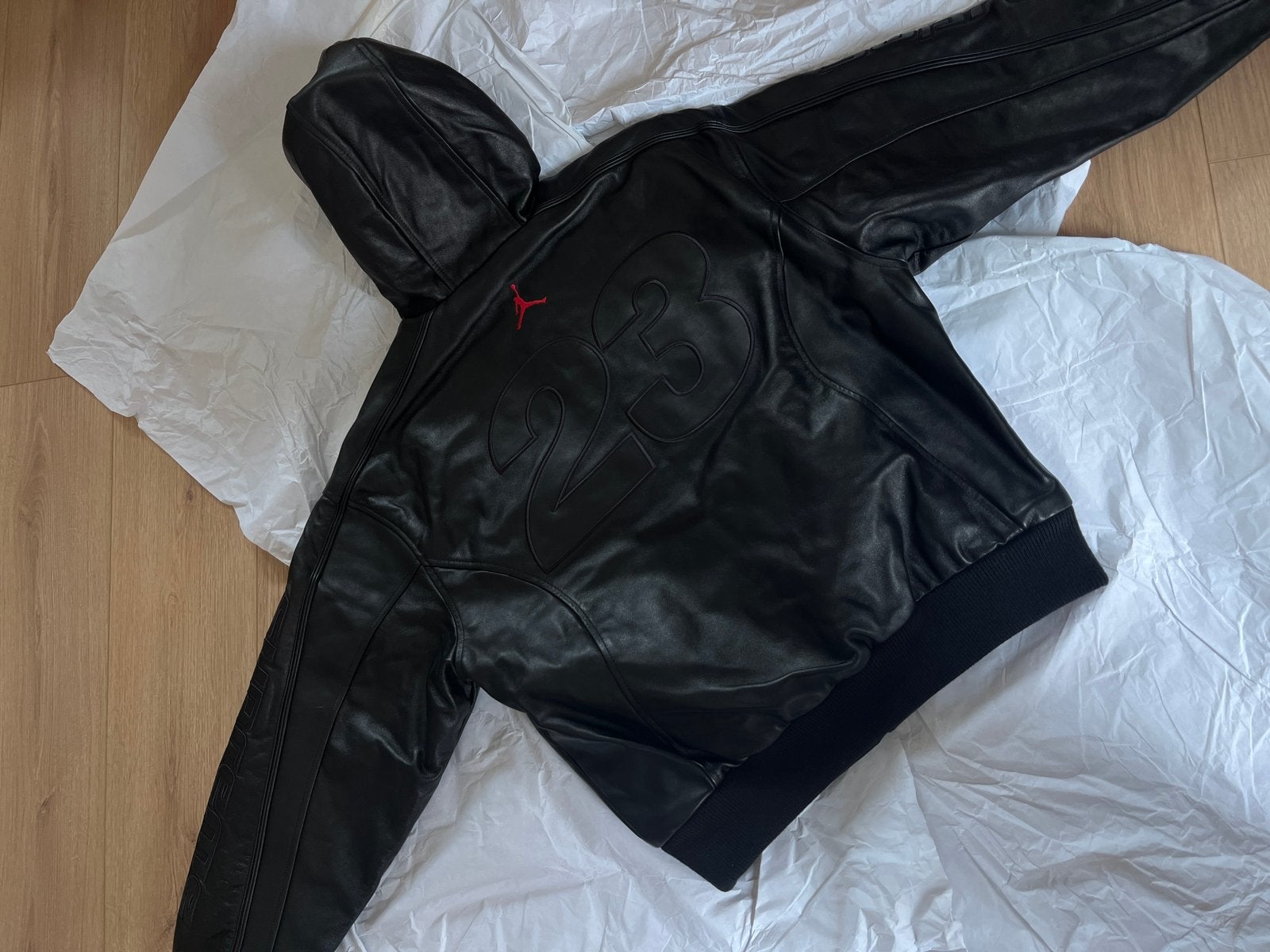Veste en cuir Supreme x Jordan noire SS26 S, Vêtements | Hommes, Vestes | Été, Neuf, Taille 46 (S) ou plus petite, Noir, Enlèvement ou Envoi