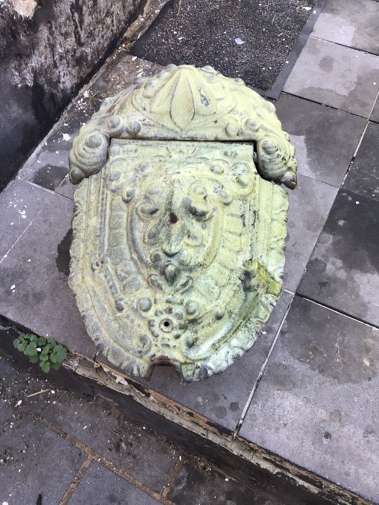 Ancien bac à charbon crapaud en fonte émaillée, Enlèvement