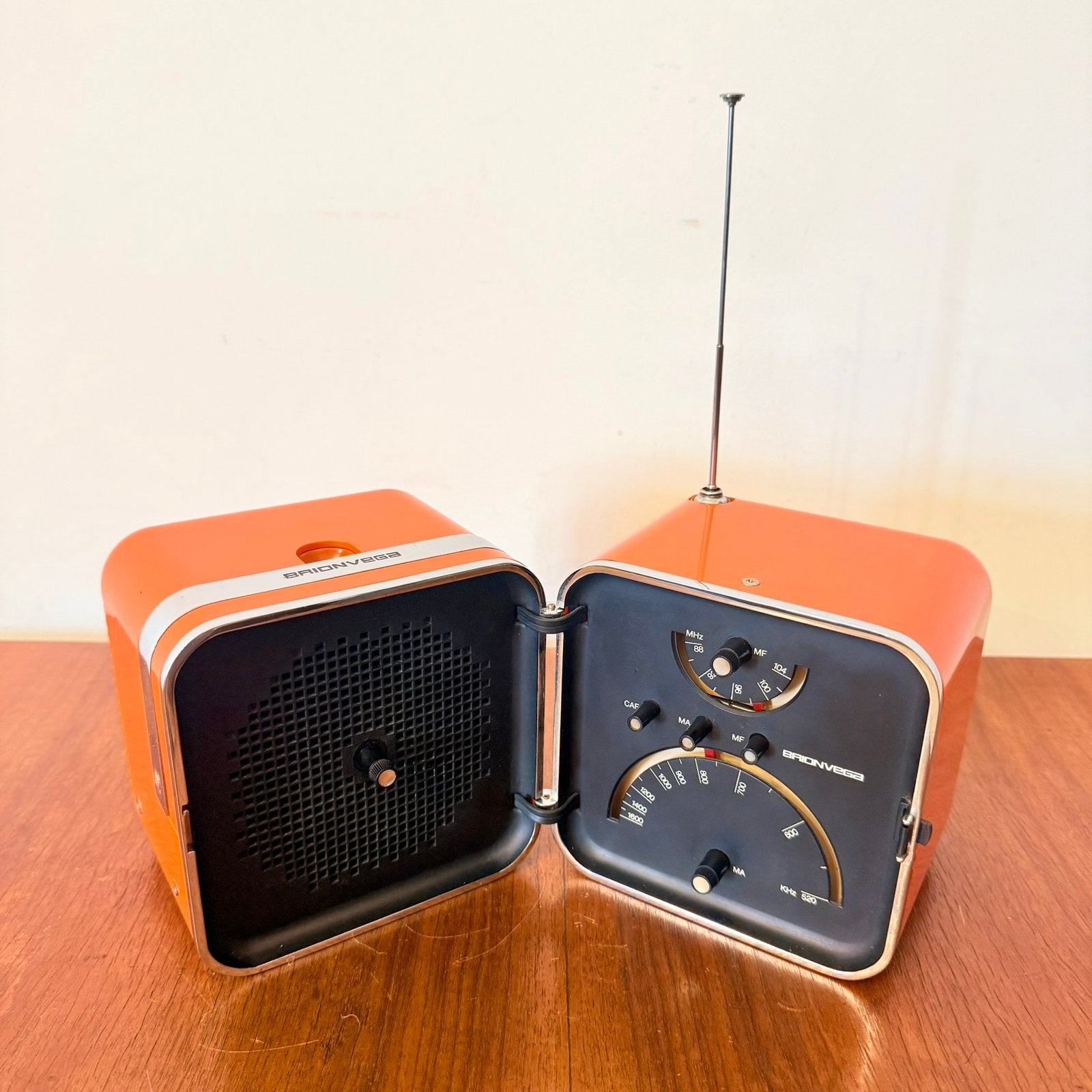 VINTAGE RADIO BRIONVEGA TS502 CUBO 1e SERIE 1964 ORANGE POP, Antiek en Kunst, Antiek | Tv's en Audio, Verzenden