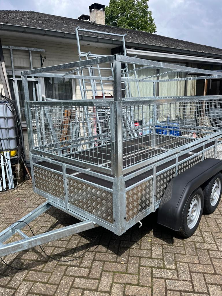 Aanhangwagens, Ophalen, Zo goed als nieuw