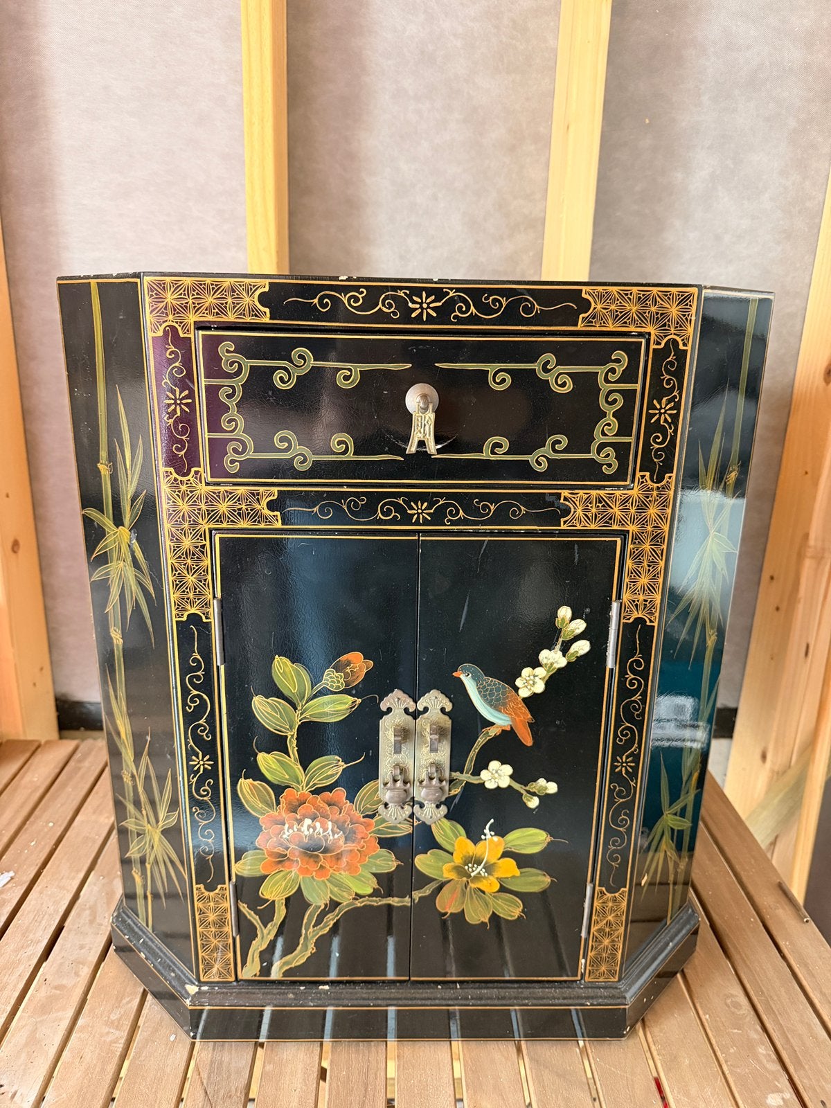 Vintage Chinees gelakt kastje met handgeschilderde decoratie, Ophalen