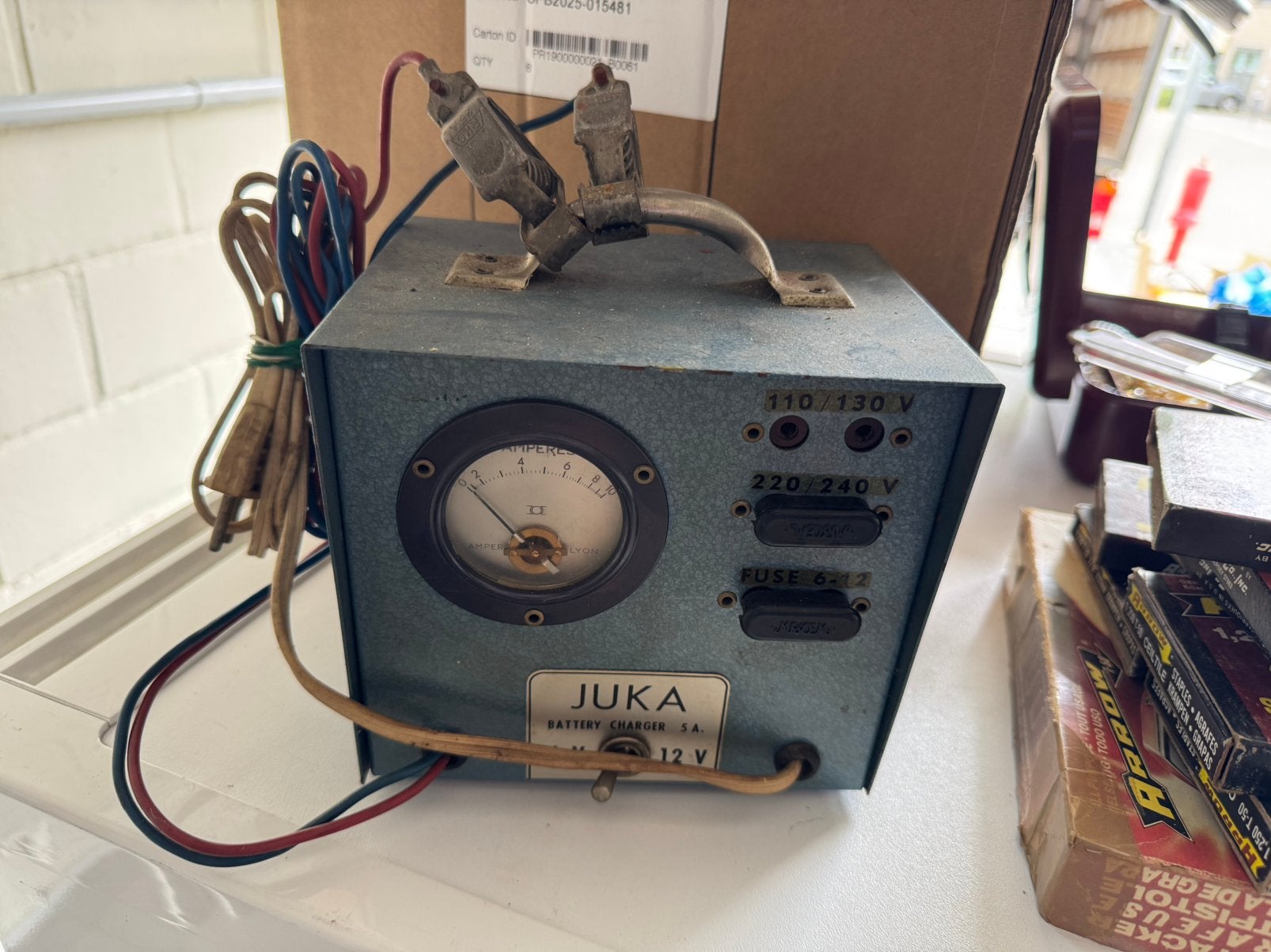 Chargeur de batterie vintage de la marque Jukka, Enlèvement, Utilisé