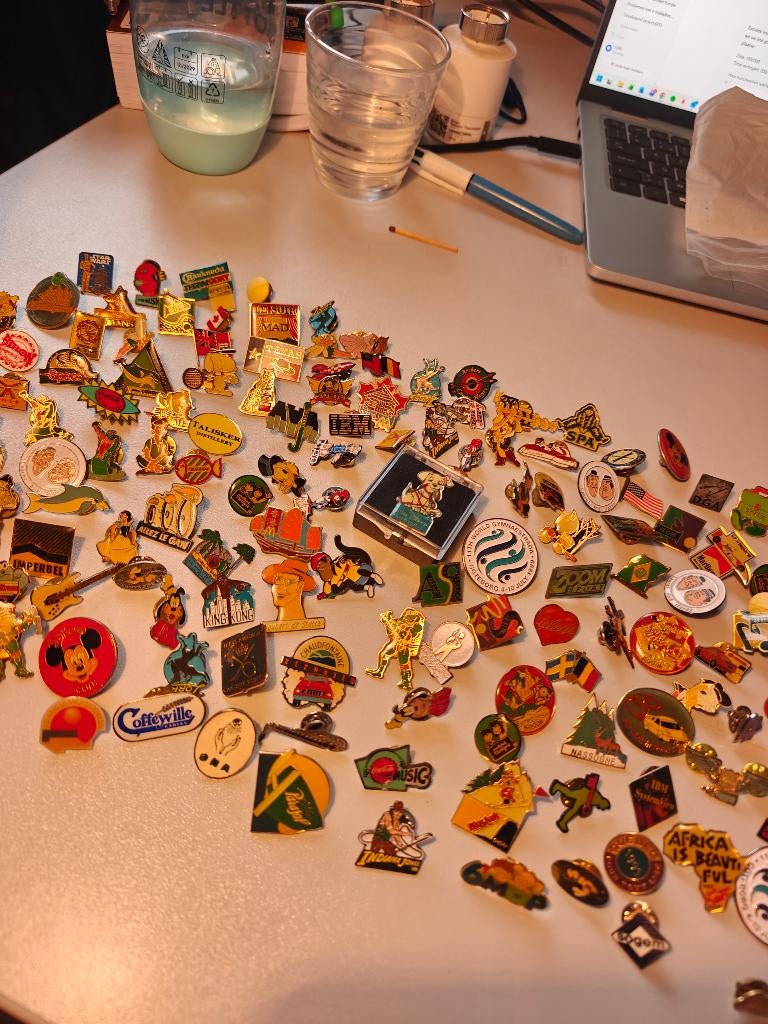 groot lot pins - badges, Verzamelen, Ophalen