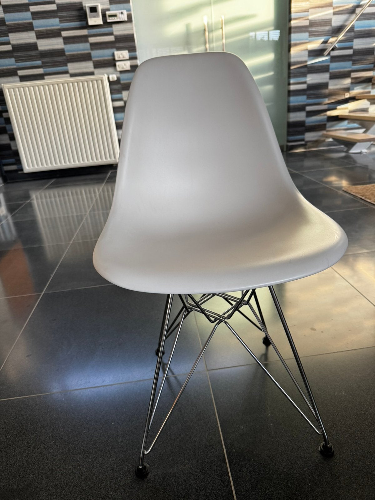 8 Vitra Eames DSR stoel met verchroomd onderstel, Maison & Meubles, Enlèvement, Comme neuf