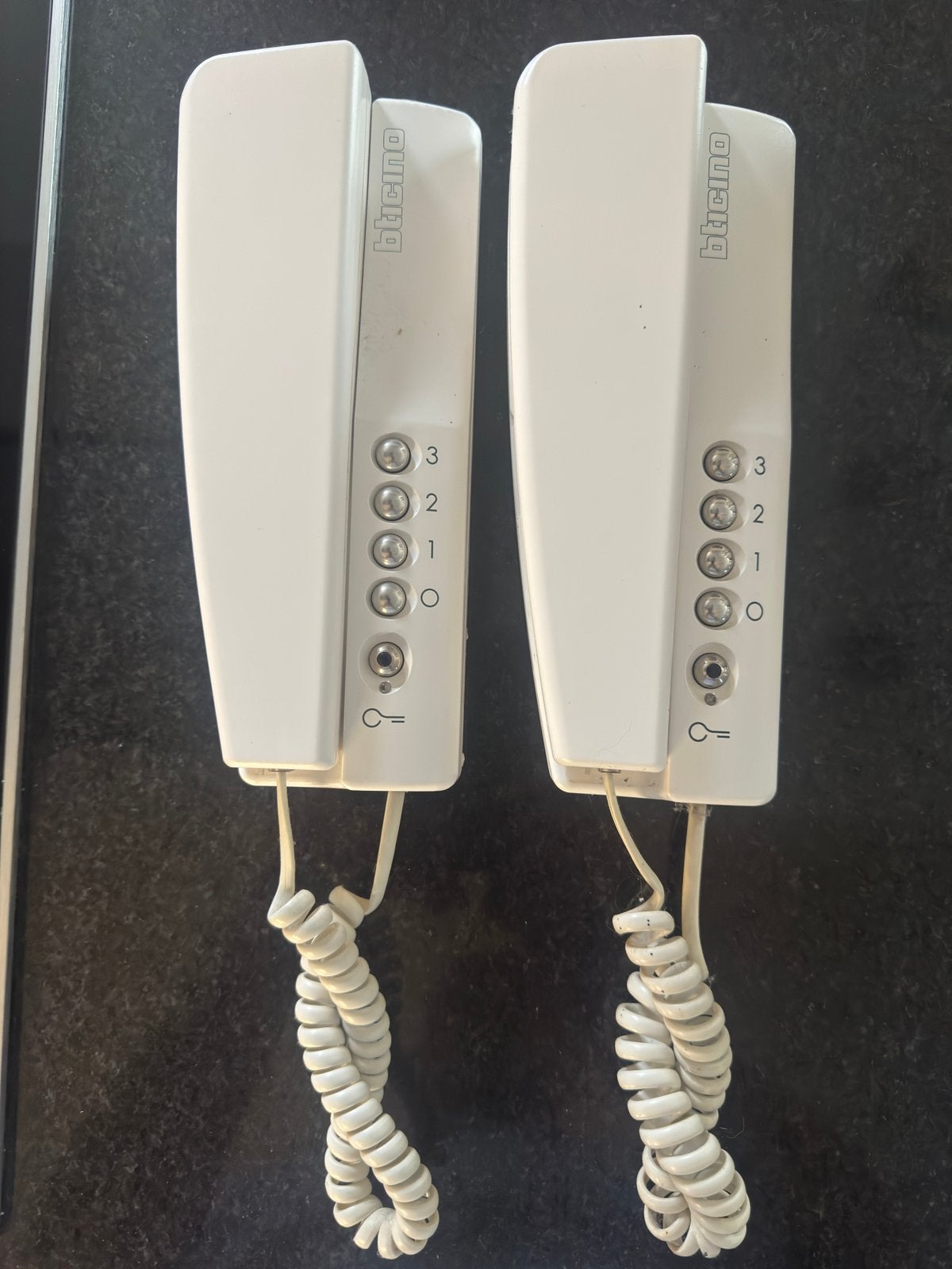 Set van twee BITICINO parlofoons 20€, Ophalen, Terugspreekfunctie, Gebruikt, Bedraad