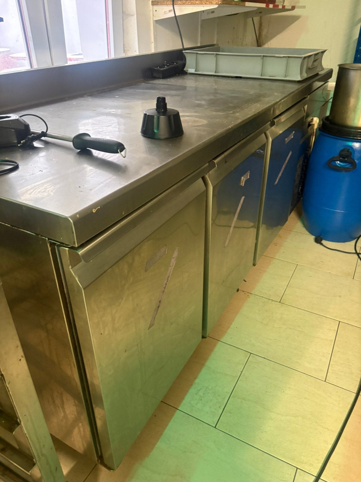 FRIGO + 2 TABLES INOX, Enlèvement