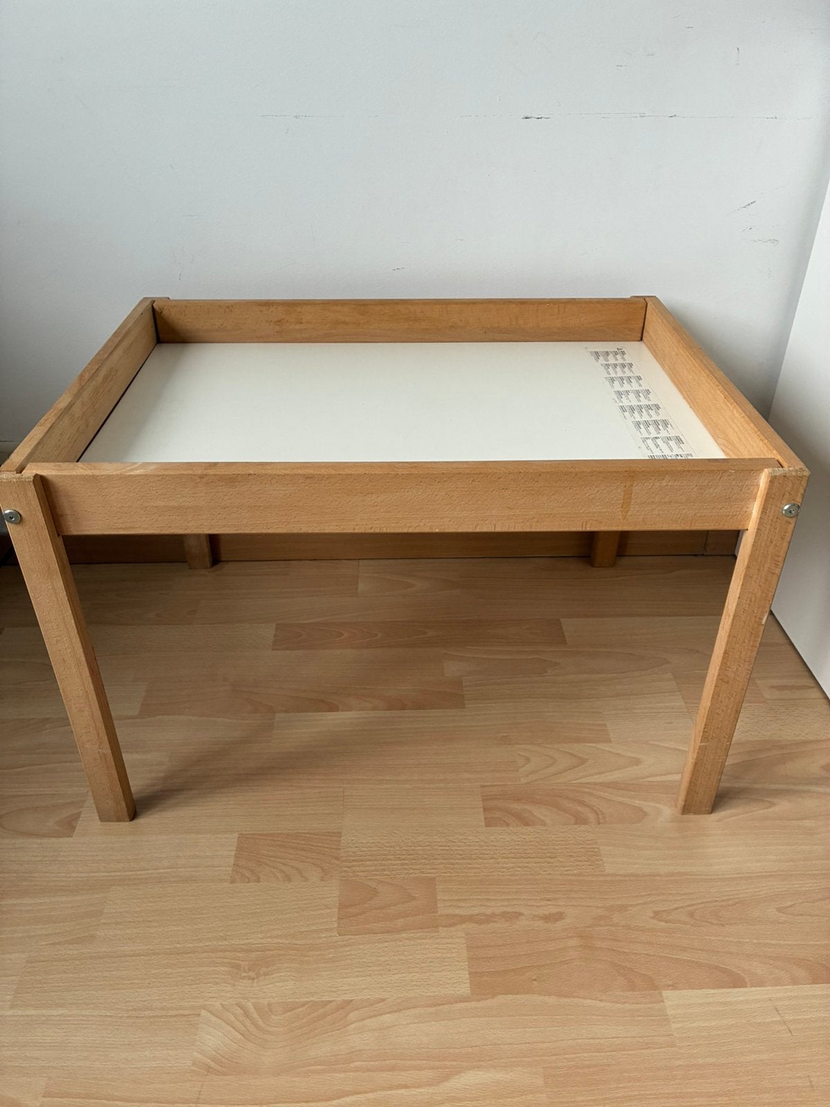 Belle petite table Ikea en bois en tres bon état, Enlèvement, Utilisé