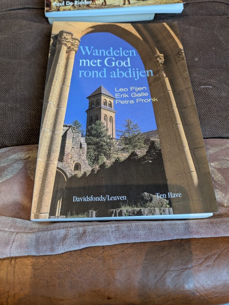 Wandelen met God rond abdijen, Livres, Enlèvement ou Envoi, Comme neuf, Christianisme | Catholique