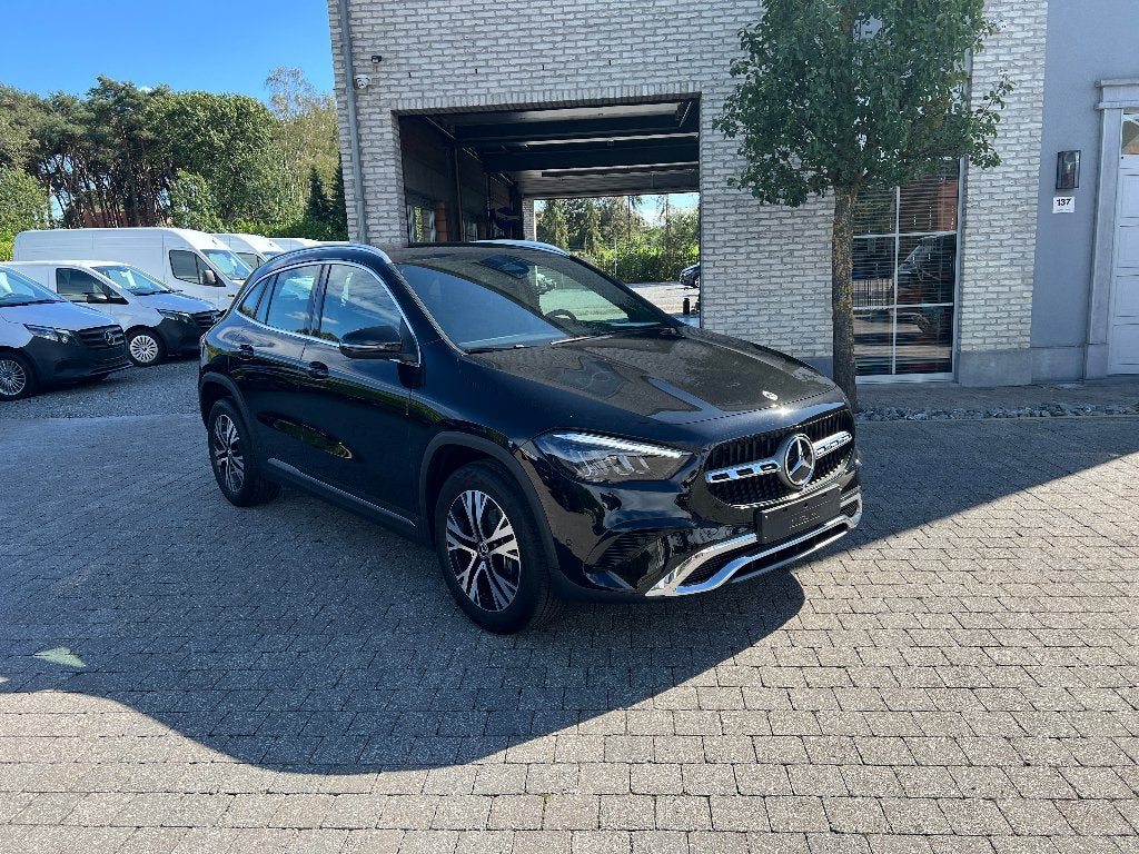 MERCEDES GLA 180 AUTOMAAT PROGRESSIEF, Auto's, 4 cilinders, Zwart, Bedrijf, 5 zetels
