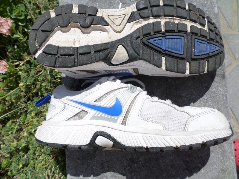 Nike witblauwe sneakers meisjes zeer goede staat 36.5 sport, Sport en Fitness, Basketbal, Ophalen of Verzenden, Zo goed als nieuw