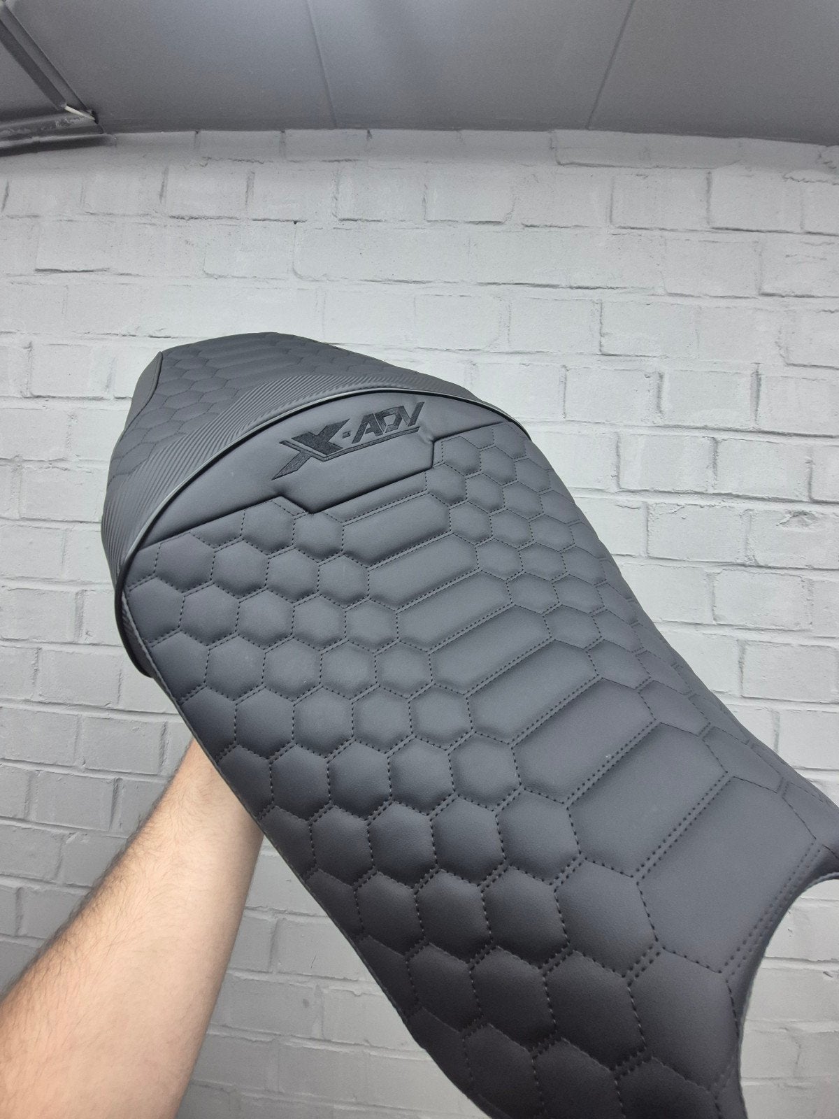 hond x-adv 750 custom zadels op maat, Bedrijf