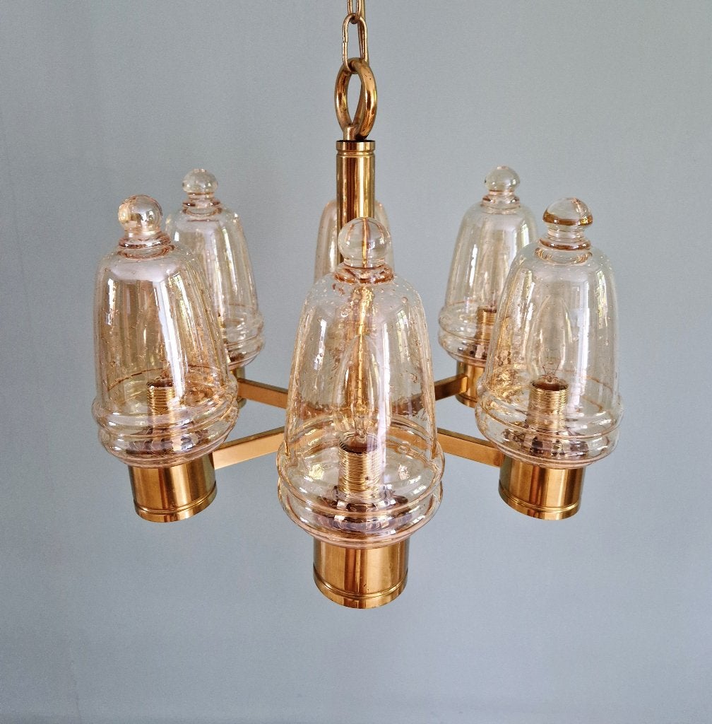 Lustre en laiton et globes en verre bullé ambré, 1970, Enlèvement ou Envoi