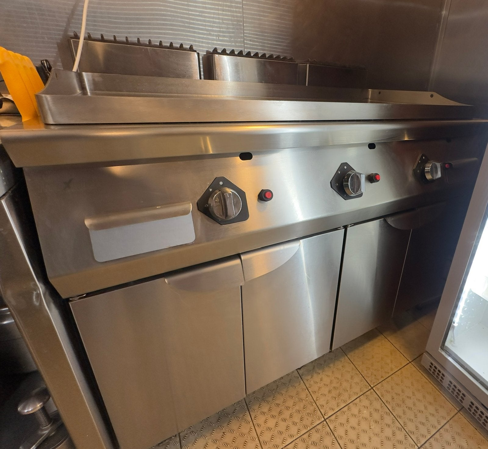 Plaque de cuisson / Plancha professionnelle au gaz – 3 zones, Enlèvement, Utilisé, Cuisinière, Friteuse et Grils