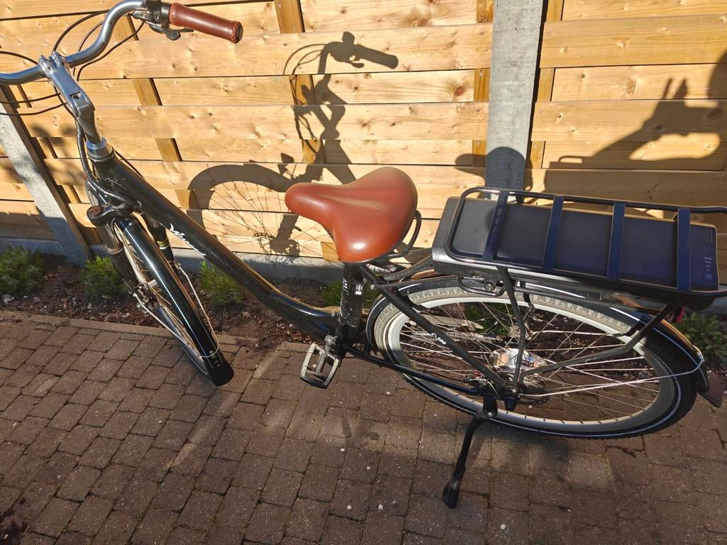 Elektrische damesfiets 28 inch in nieuwstaat., Fietsen en Brommers, Ophalen, Zo goed als nieuw, 50 km per accu of meer