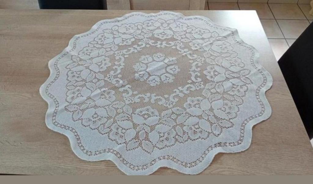 Grand napperon motifs fleurs 87 cm Diamètre, Enlèvement ou Envoi, Comme neuf, Autour de