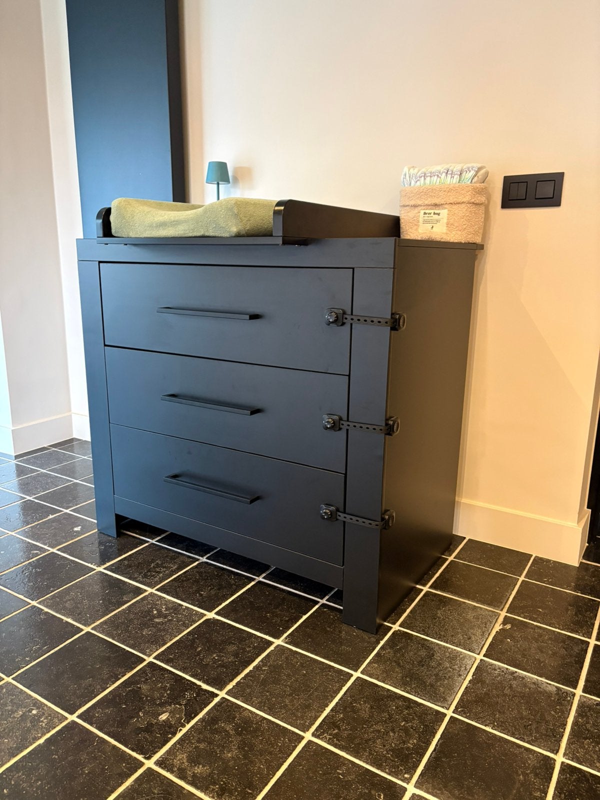 Zwarte commode met 3 lades en afneembaar opzetstuk, Kinderen en Baby's, Ophalen, 50 tot 70 cm, Zo goed als nieuw, 75 tot 100 cm