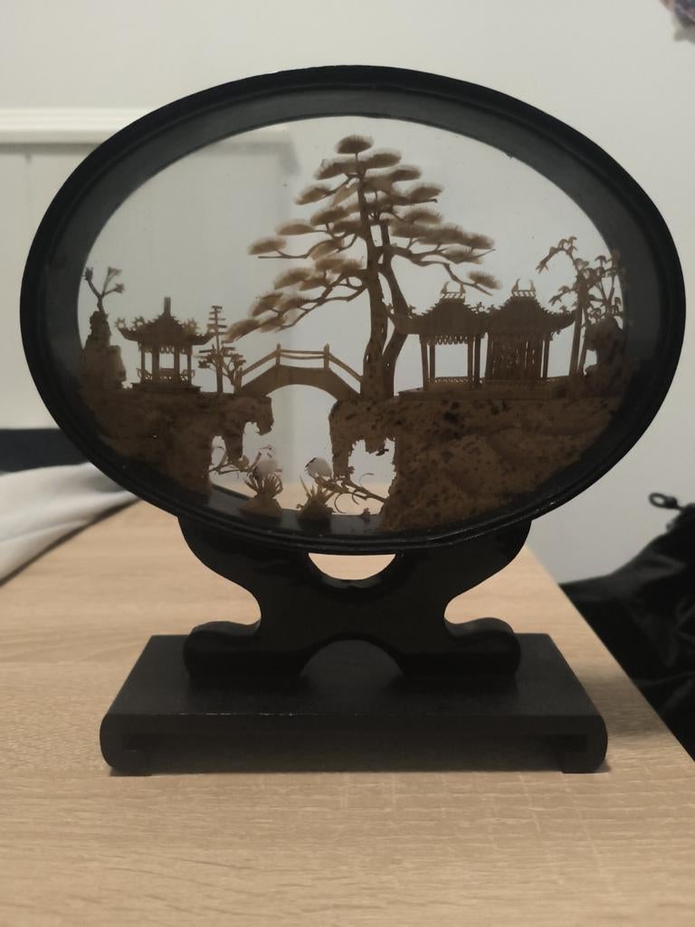 Diorama chinois sculpté à la main dans un cadre en verre — t, Antiquités & Art, Art | Art non-occidental, Enlèvement