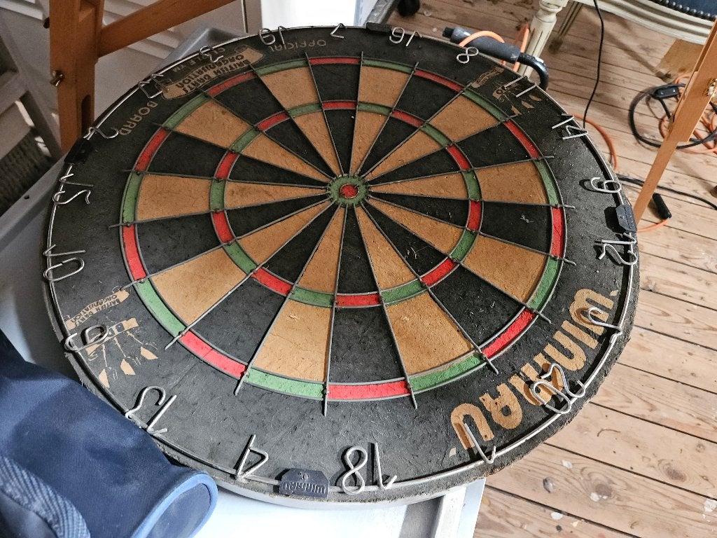 Darts bord met pijlen, Sport en Fitness, Darts, Ophalen, Zo goed als nieuw, Pijlen