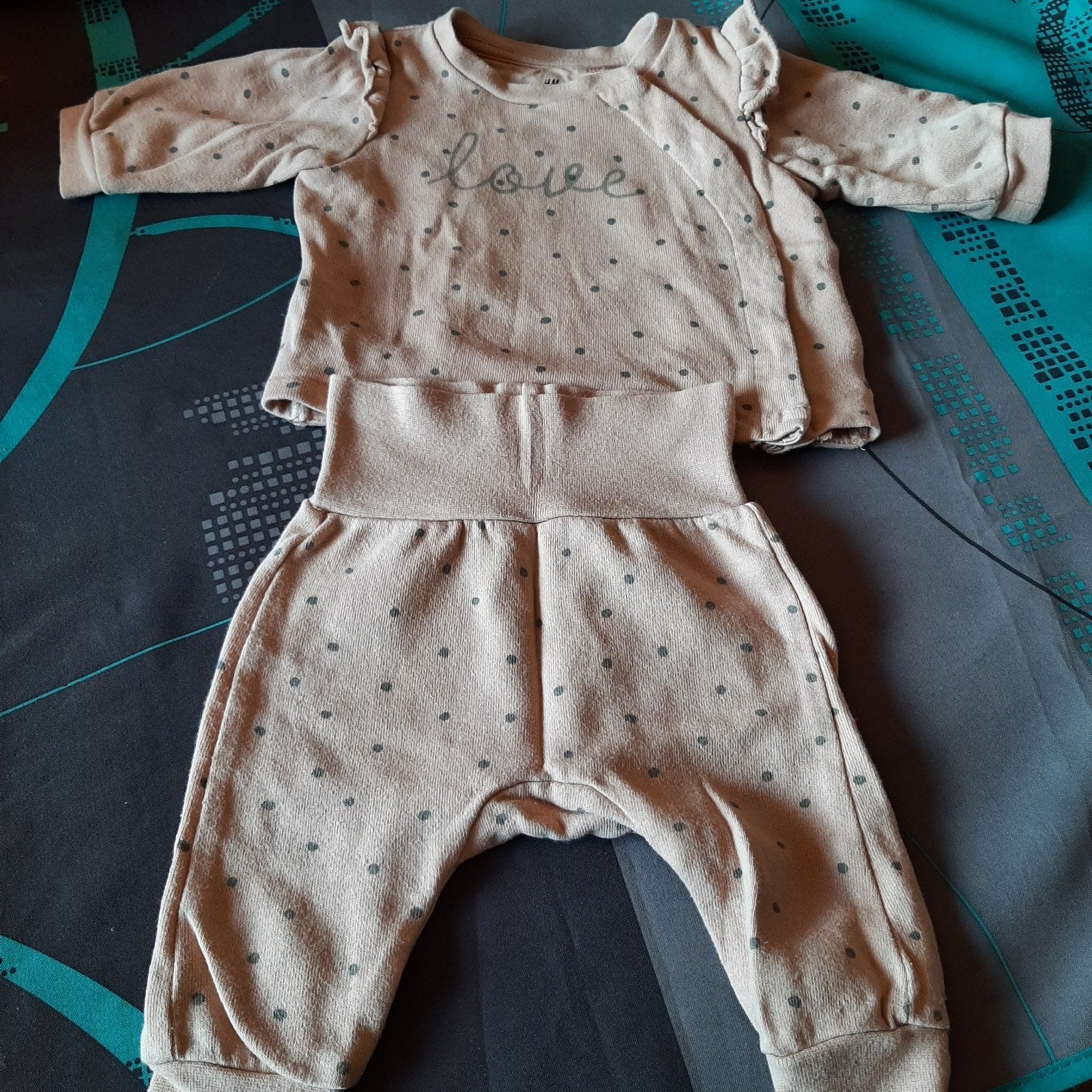Pakje in donker roze met zwarte balletjes. Mt 56, Kinderen en Baby's, Babykleding | Maat 56, Ophalen, Broekje
