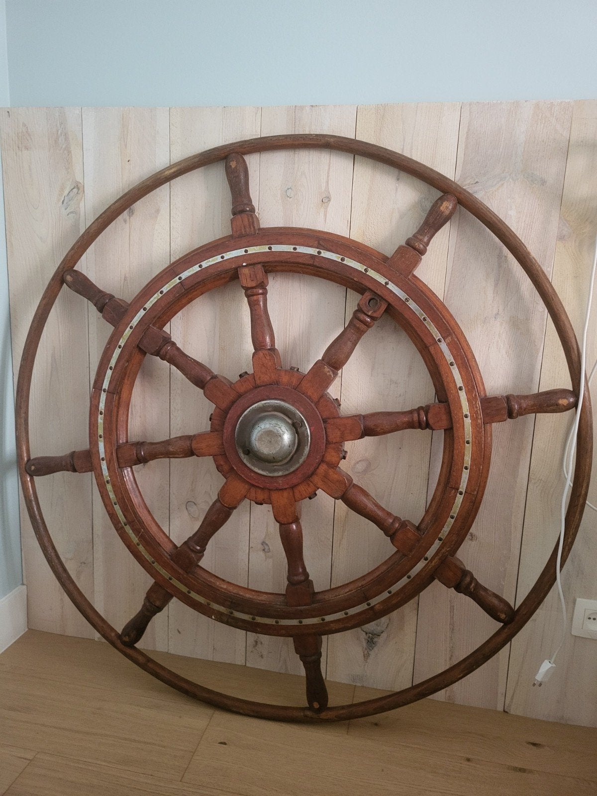 Helm de navire. Gouvernail de navire en bois (renforcé) d'or, Enlèvement