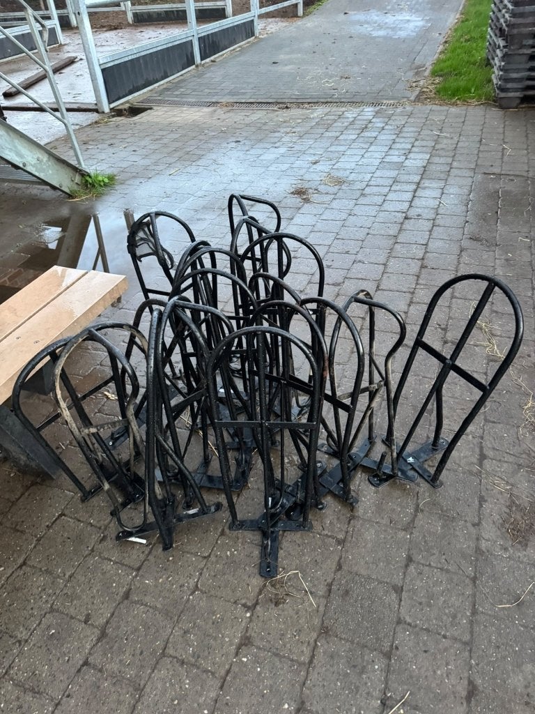 porte-selles thermolaqués noirs d'occasion, Mise à l'étable, 4 chevaux ou poneys ou plus