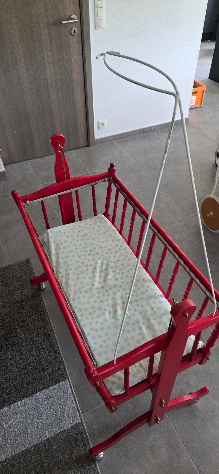 Rode wieg in de stijl van de jaren 20 die schommelt, Huis en Inrichting, Woonaccessoires | Krantenbakken en Lectuurbakken, Op wieltjes