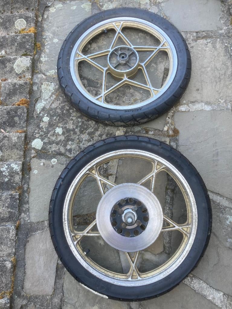 suzuki GT50 deux roues en 17 avec nouveaux pneus, Fietsen en Brommers, Ophalen, Nieuw